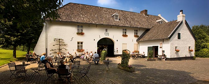 Limburgse carréhoeve naast Kasteel Erenstein